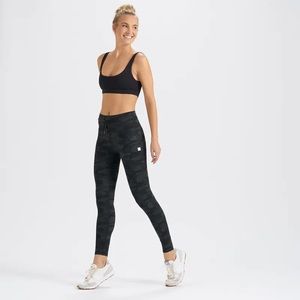 Vuori Daily Leggings in Green Camo size S
